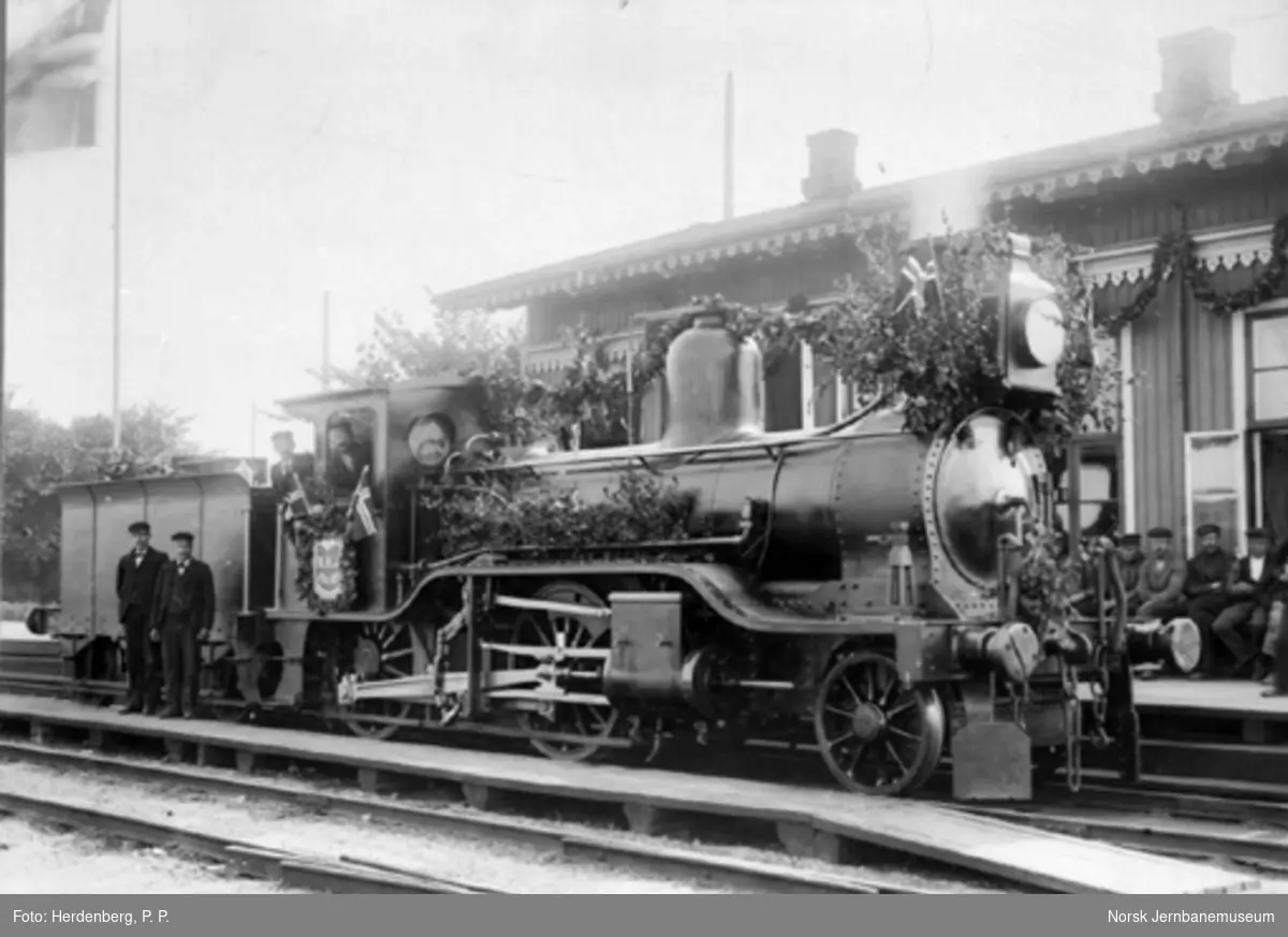 Et pyntet damplokomotiv litra B (nr. 8-10) ved Hovedbanens 50 års-jubileum
