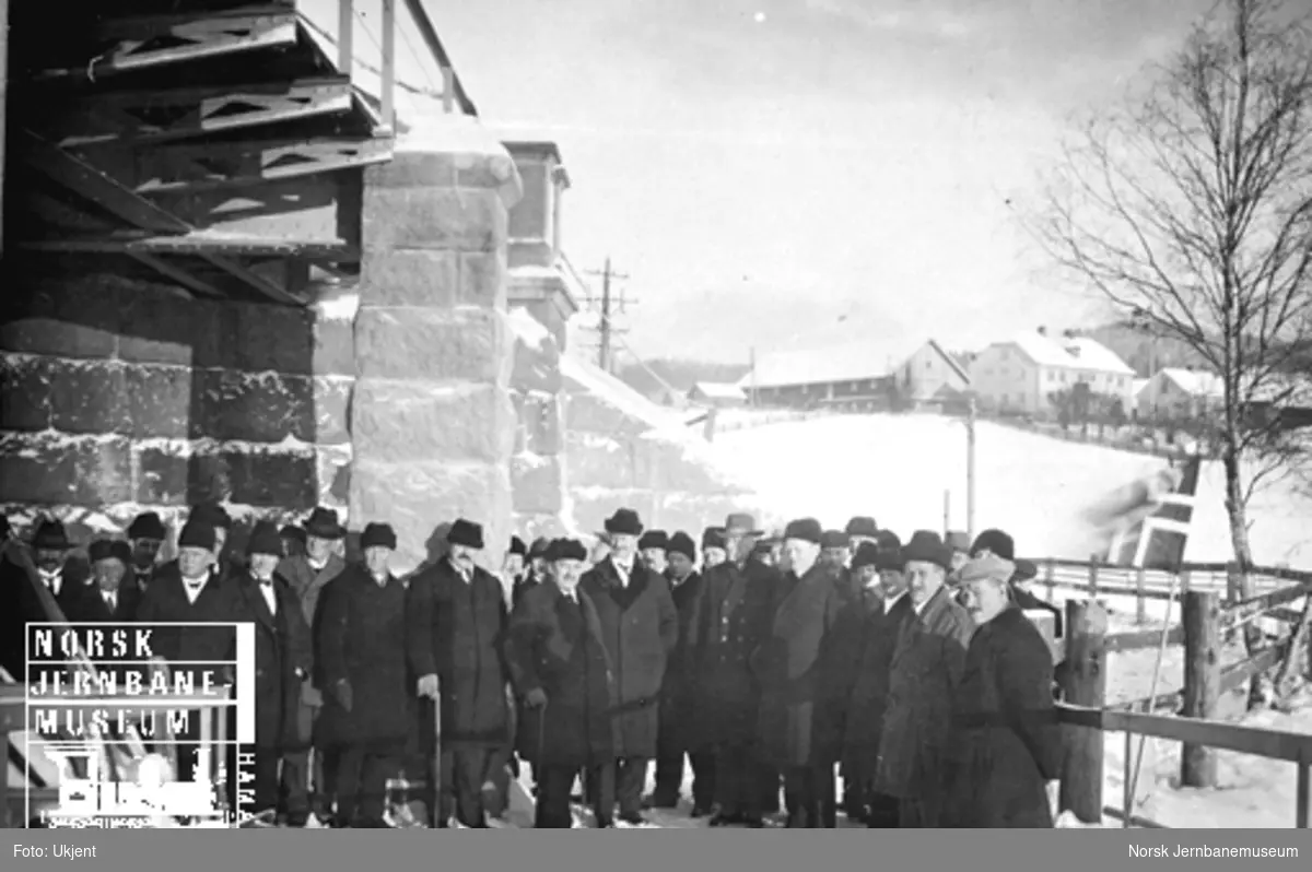 Gruppebilde ved befaring Minnesund bru, trolig tatt etter ombyggingen i 1913 eller 1922