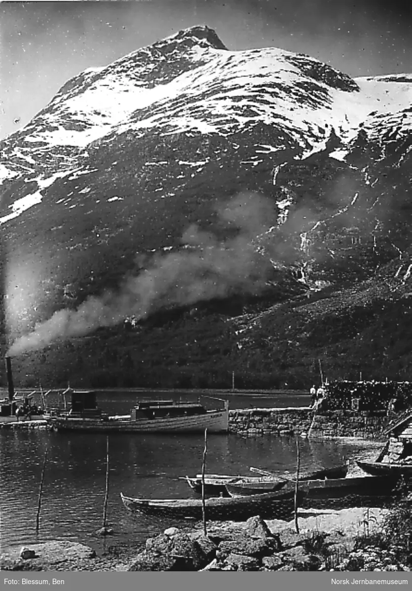 Båten Oldedølen samt en ukjent dampbåt på Oldevatnet med Store Ceciliekrone i bakgrunnen