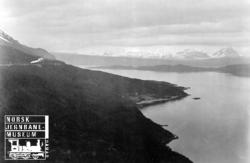 Ofotbanen : Landskapsmotiv med Strømsnes stasjon i bakgrunne