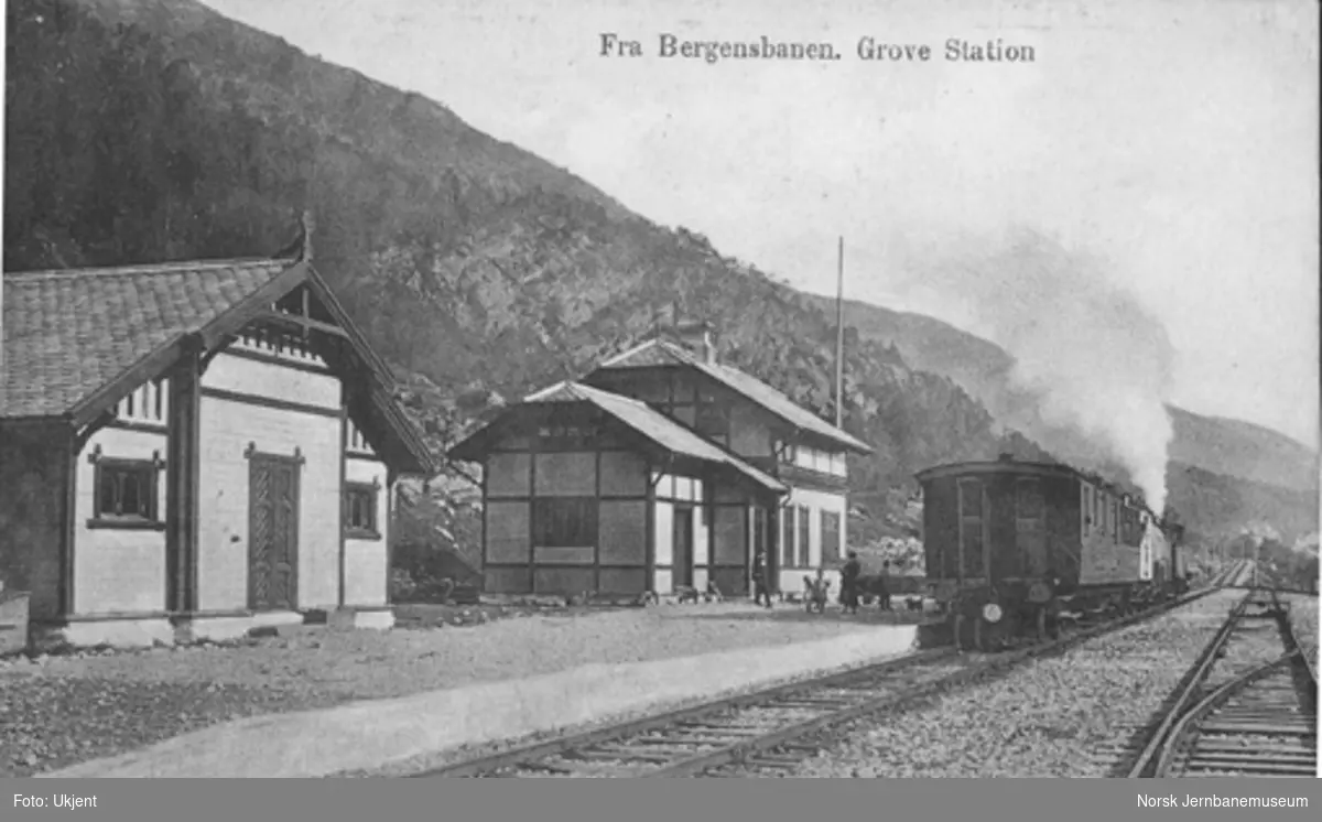 Urdland (Grove) stasjon med tog i spor 2