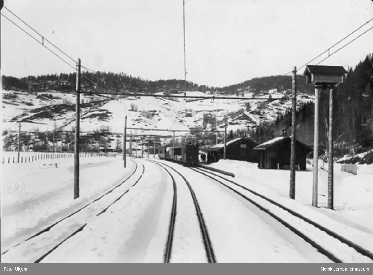 Solbusøy (Solbu) stasjon; elektrisk lokomotiv med blandet tog på stasjonen