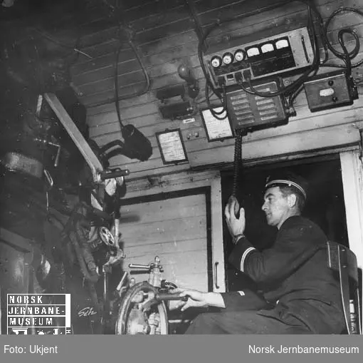 Radiotelefoni i Meråkerbanens godstog : lokomotivfører og konduktør bruker utstyret