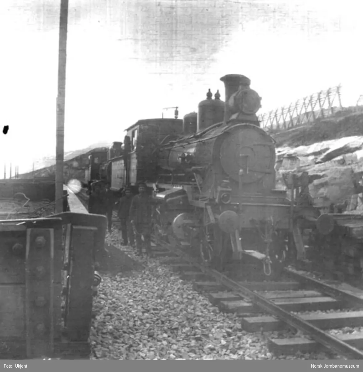 To damplokomotiver type 21a i spor 2 på Hallingskeid stasjon