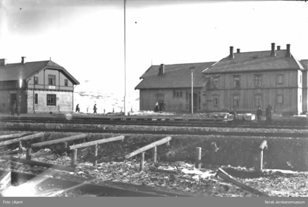 Finse stasjon med hotellet og deler av stasjonsbygningen