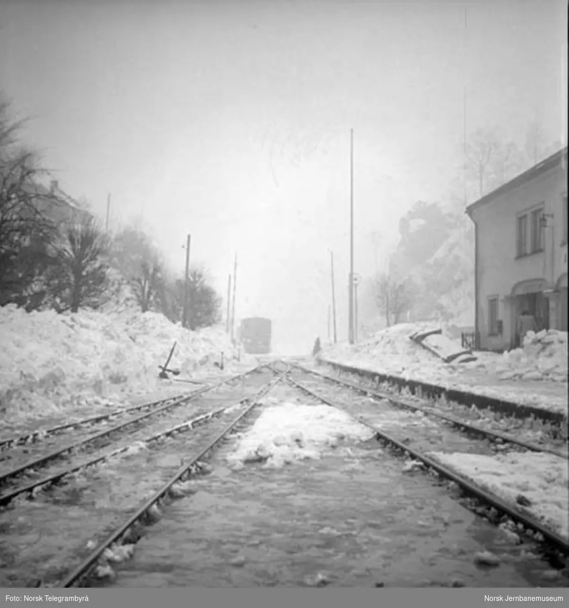 Snørydding på Nelaug og Treungenbanen : Arendal stasjon