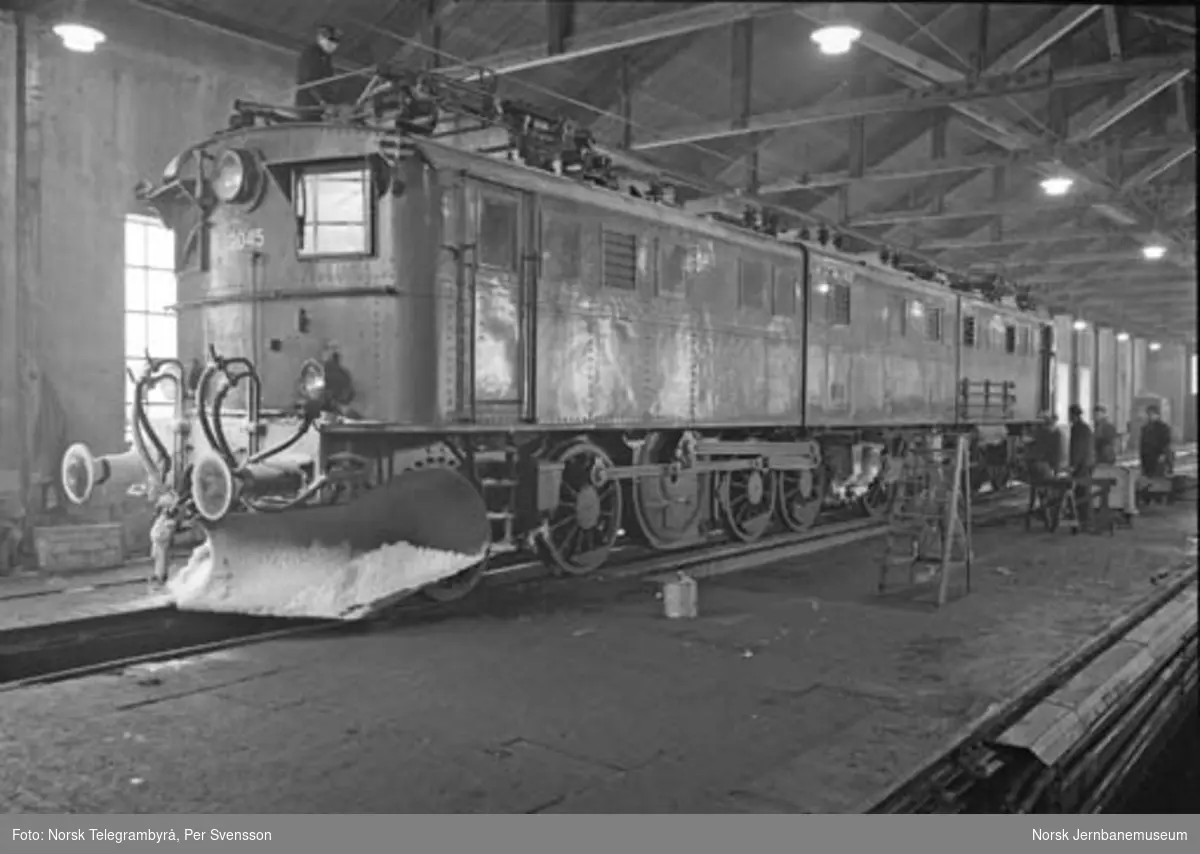 Ofotbanen : elektrisk lokomotiv El 4 nr. 2045 i lokomotivstallen etter endt tur