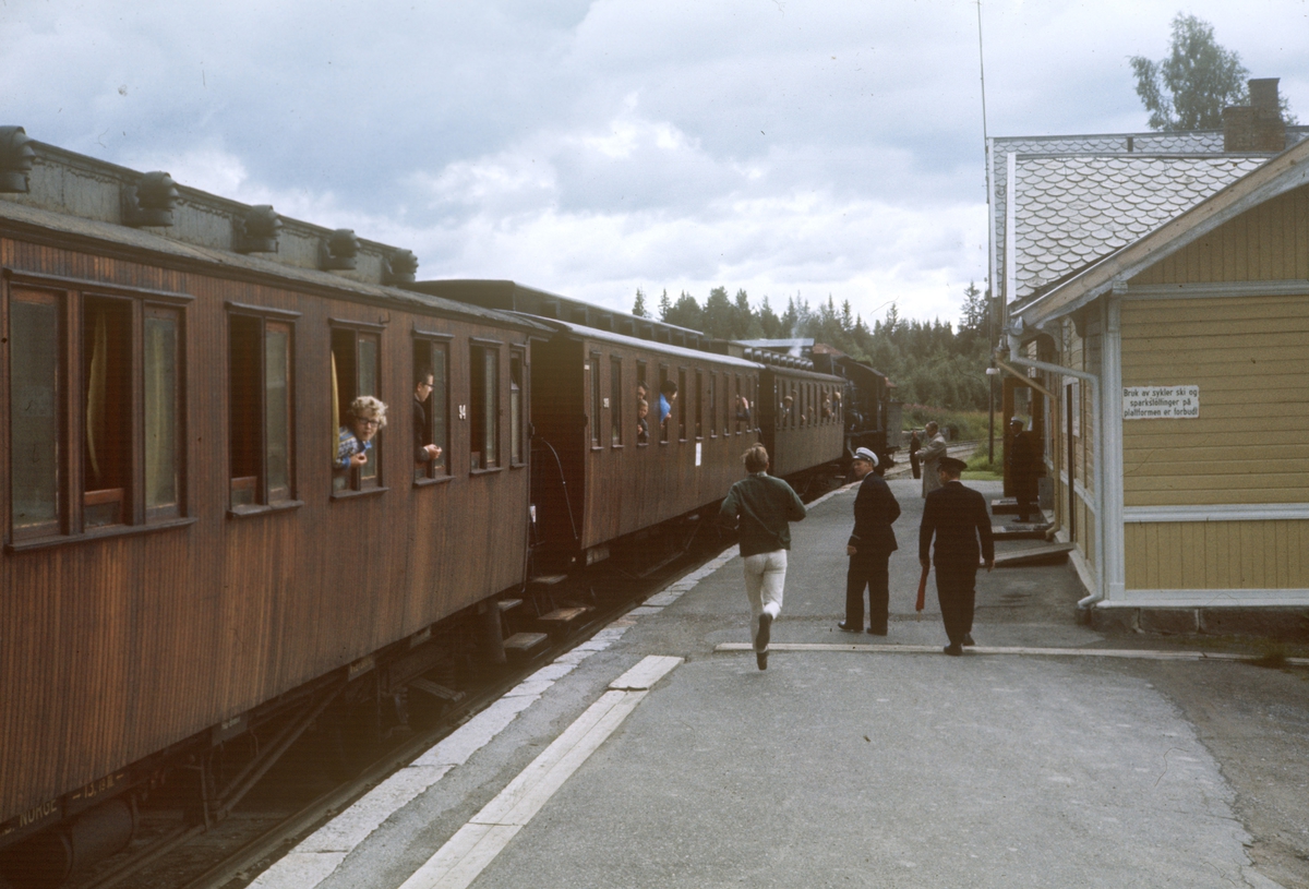 Damplokomotiv type 30b nr. 347 med A/L Hølandsbanens veterantog til Skreia avventer avgang fra Bøverbru stasjon