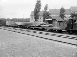 Tømmerlass på Kristiansand stasjon, opplastet over fem vogne