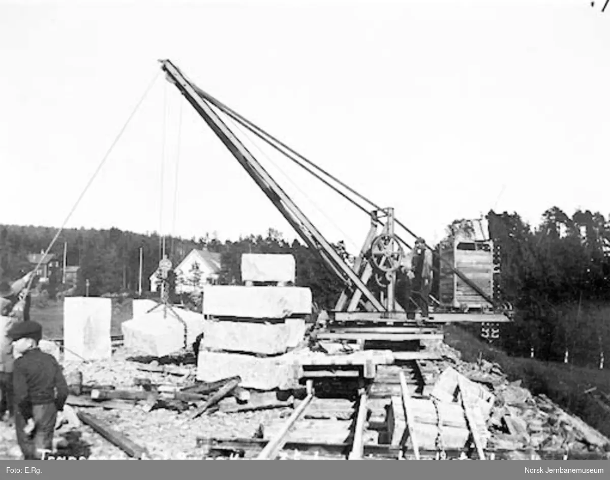 Drammenbanens omlegging : Lysakerelva bru, lasting av hvelvstein med 3 tonns transportabel svingkran