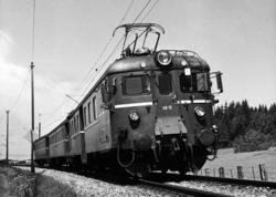 Persontog med elektrisk motorvogn BM 68A 15 utenfor Sarpsbor