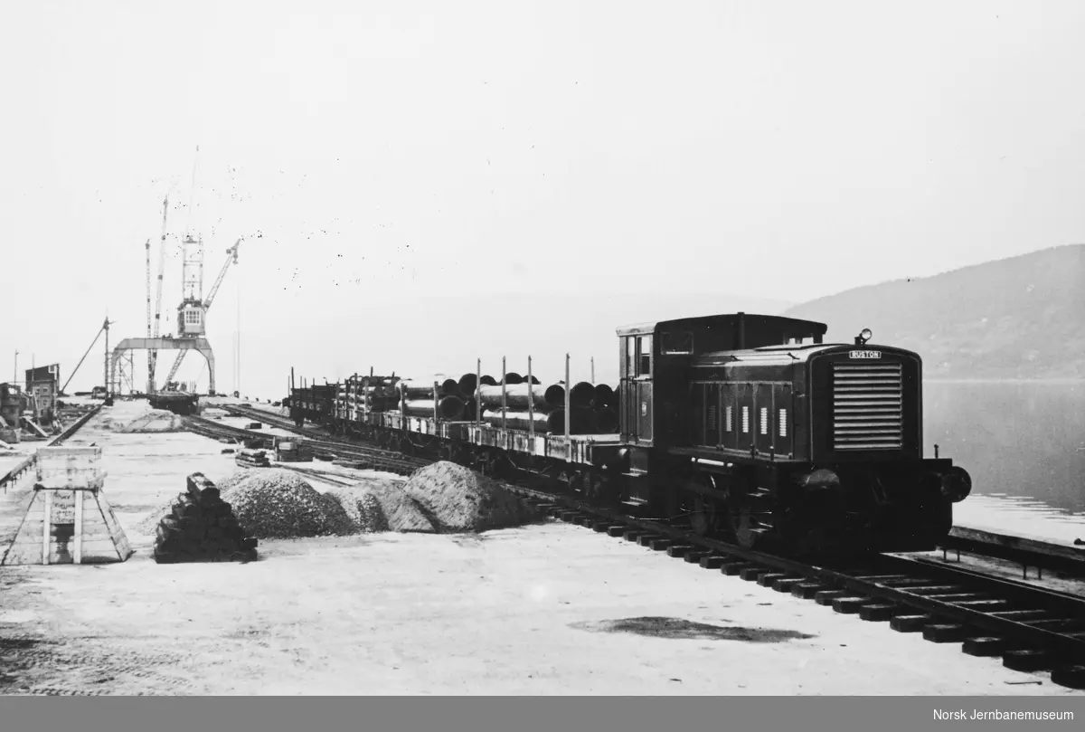 Ruston-diesellokomotiv med tog på jernverkskaia