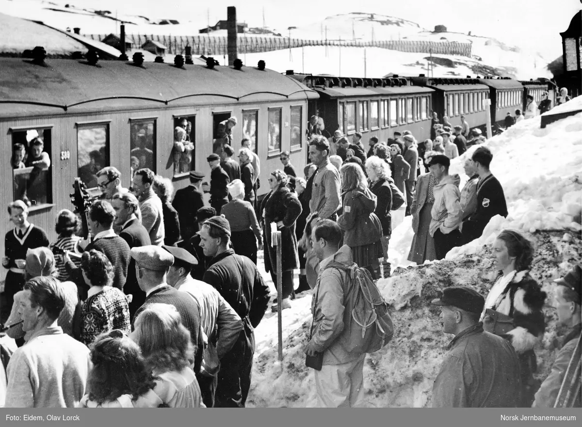 Reisende på plattformen på Finse i påsken 1949