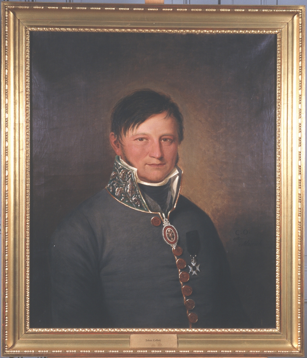 Portrett av Johan Collett. Mørk grå uniform, medalje i bånd om halsen, orden festet på brystet.