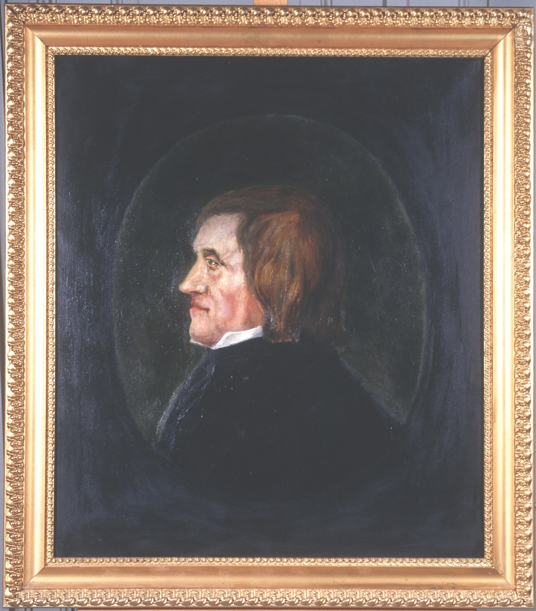 Portrett av Asgaut O. Regelstad 
Mann med brunt halvlangt hår, hvit skjortekrage, mørk kledning
Innskrevet i oval, lysere enn resten av bakgrunnen