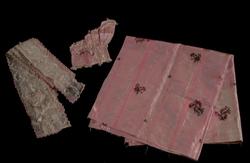 Kjole, erme, forbredde og bånd til