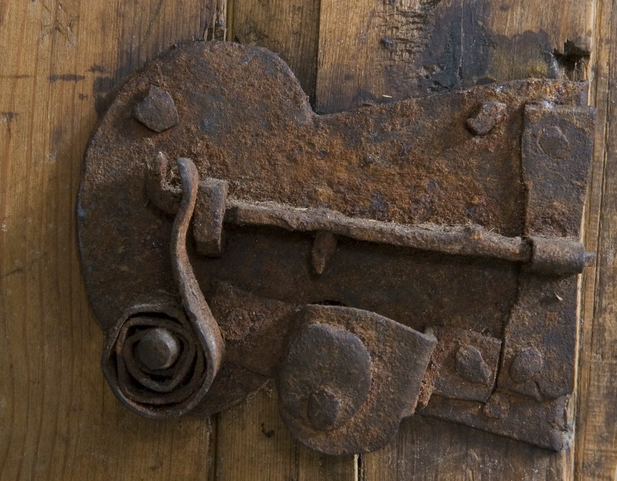 Dekormalt framskap med to dører i overdel