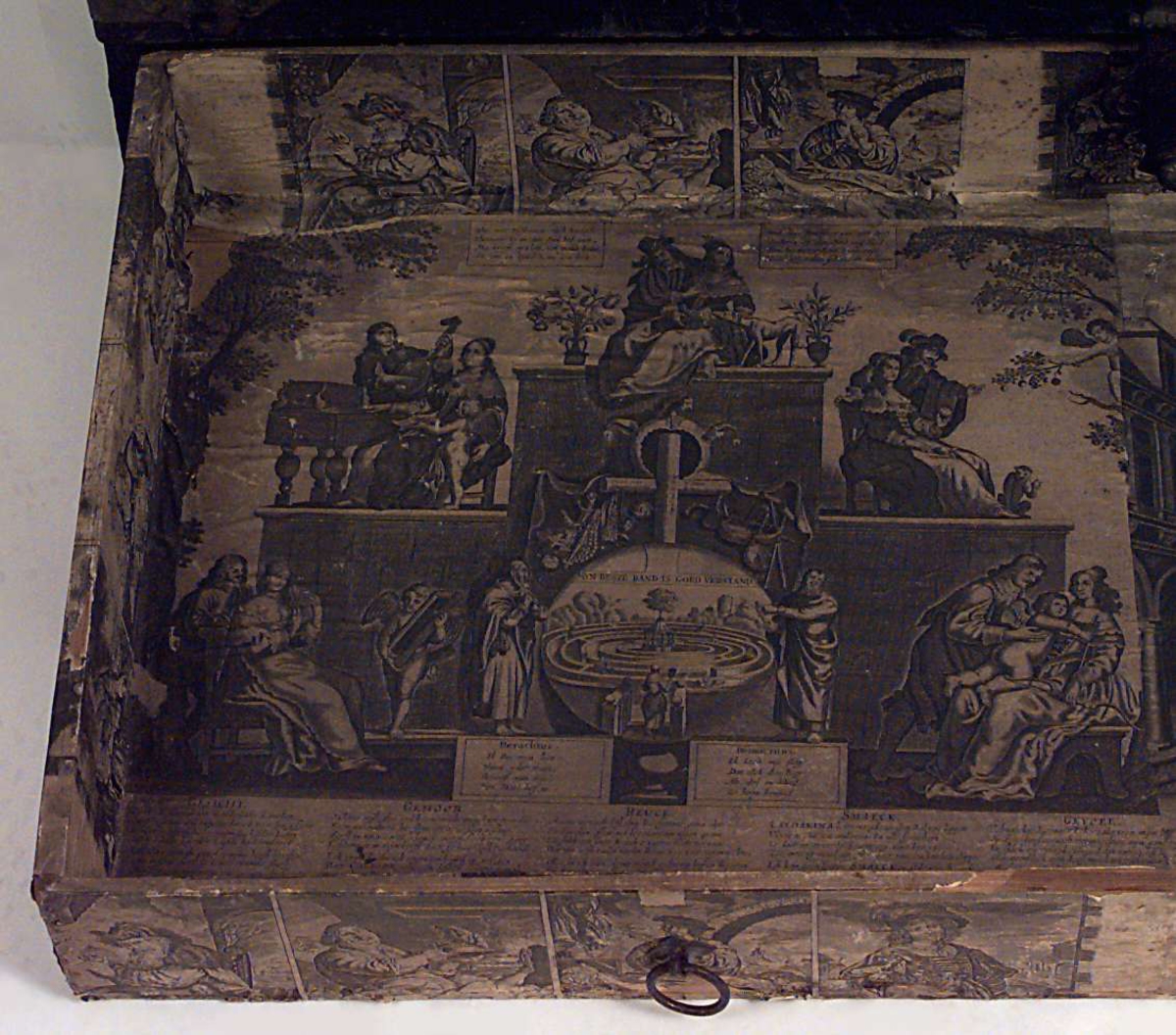 Kiste med buet lokk. Trukket med preget lær utvendig. Innvendig foret med tekstik. I fronten en låsbar skuff foret med kobberstikk med datering "Decem 1651"