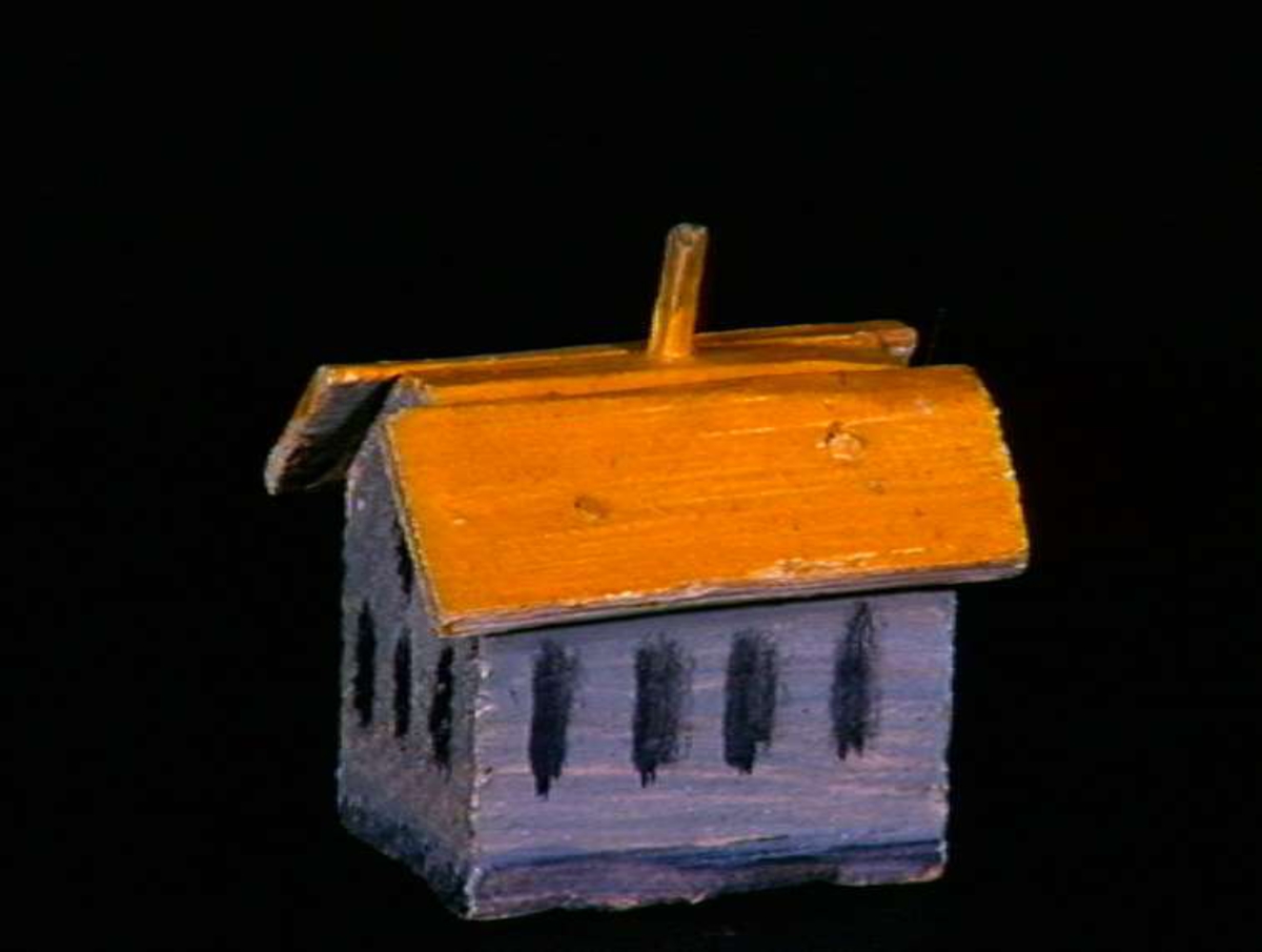 Sett med ca 200 leketøyhus laget av tre i forskjellige former og farger.