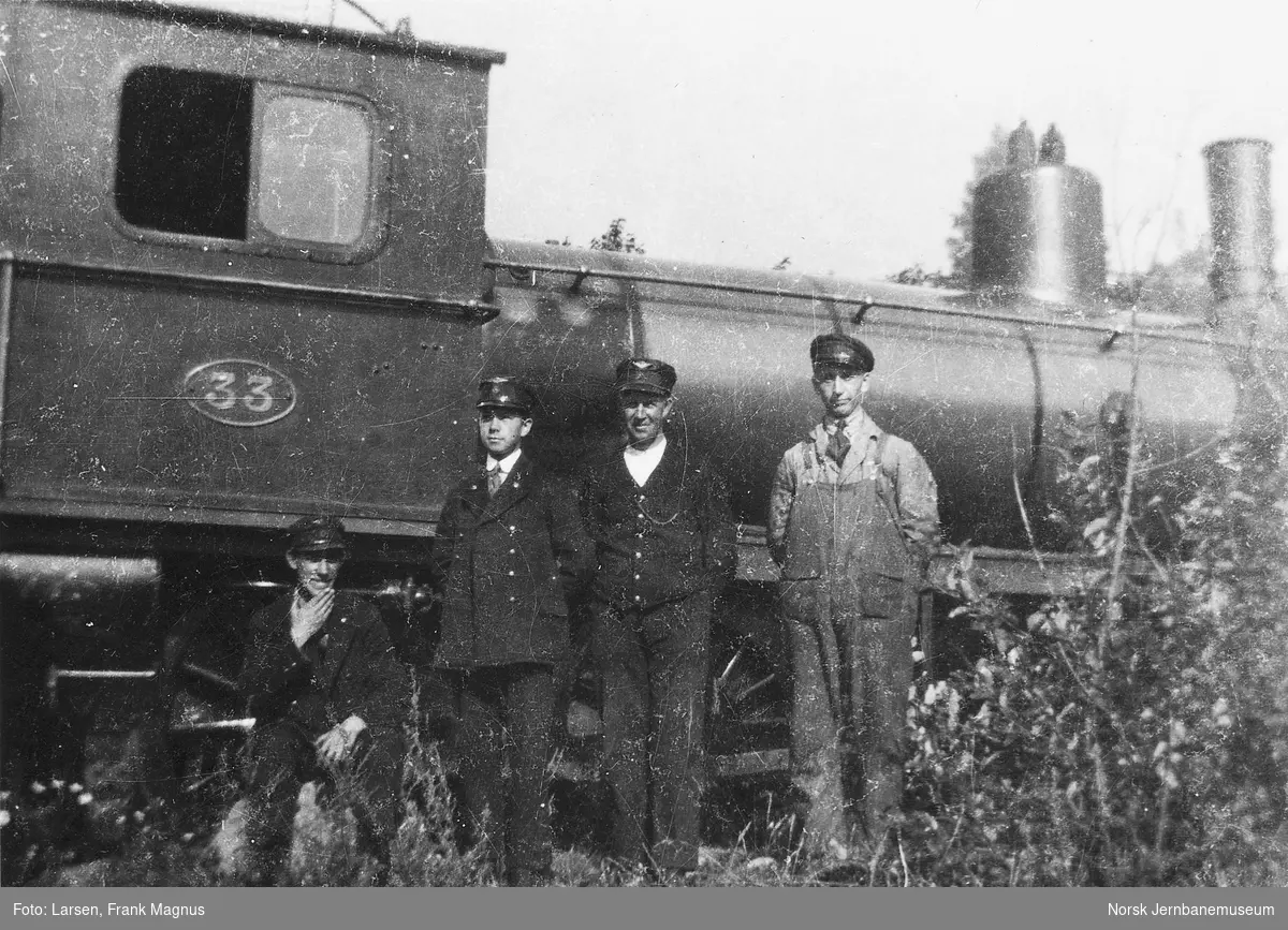 Telegrafist Frank M. Larsen med flere foran Hovedbanens damplokomotiv nr. 33, trolig på Alnabru stasjon