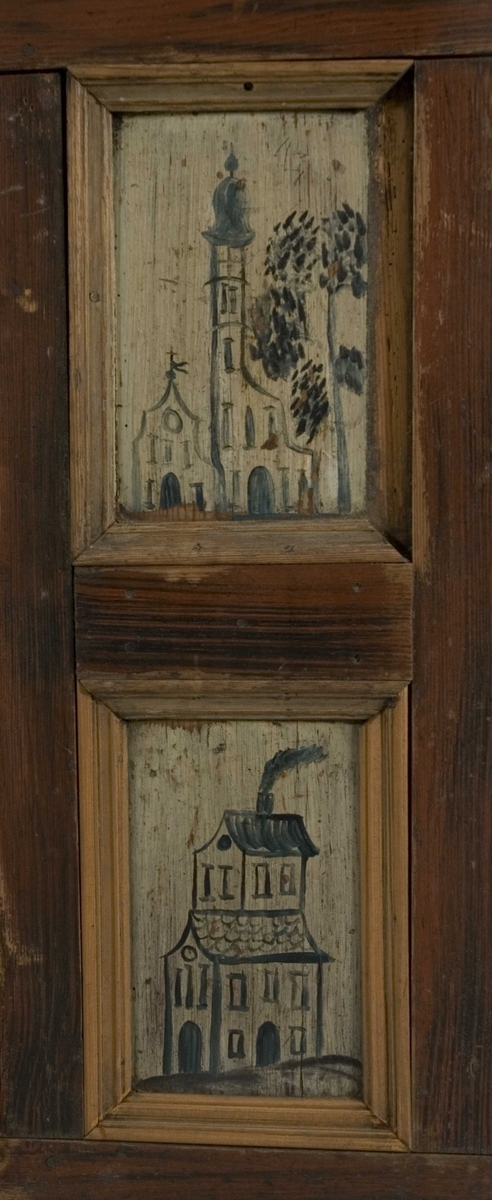 Framskap i en del med en dør nede, en  oppe og en liggende i midten. Dørene har malte blomstermotiver mens de 8 sidefeltene har malte bygninger.