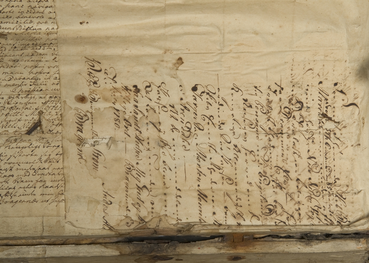 Rund kiste trukket med selskinn og med jernbeslag. Innsiden foret med håndskrevne brev på papir hvorav to er datert 1780.