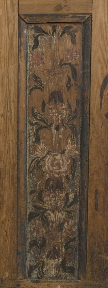 Melkeskap med en dør med fire gjennombrutte bølgende linjer og fire hyller invendig. Dekorert med blomstermotiver, rosemalt.
