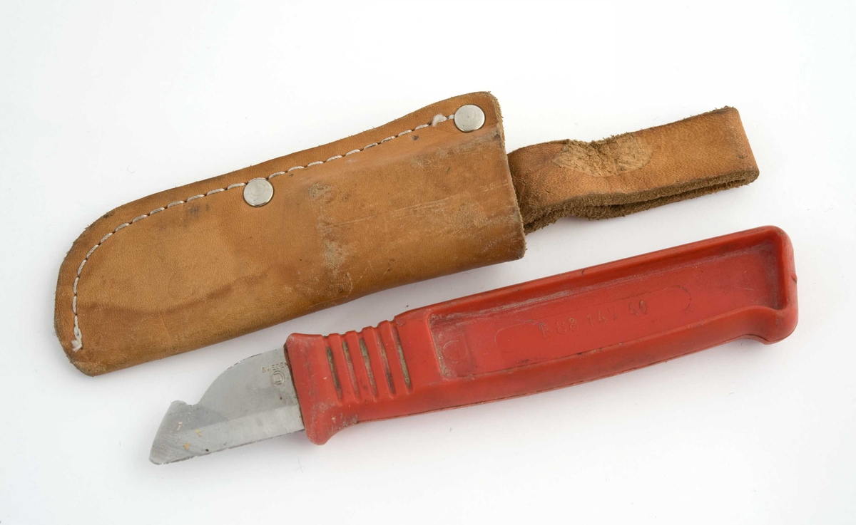 Avisoleringskniv med rødt plastskaft 