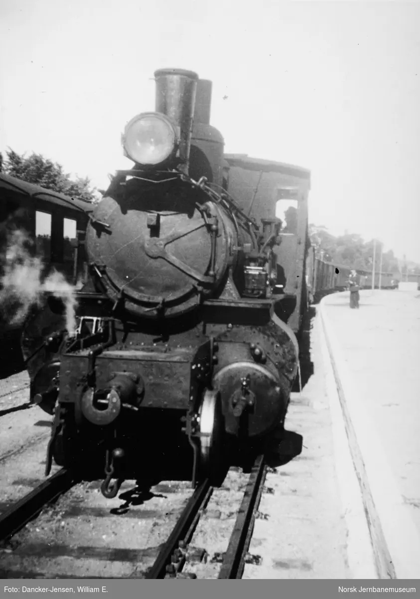 Damplokomotiv type XXIII med godstog på Tønsberg stasjon