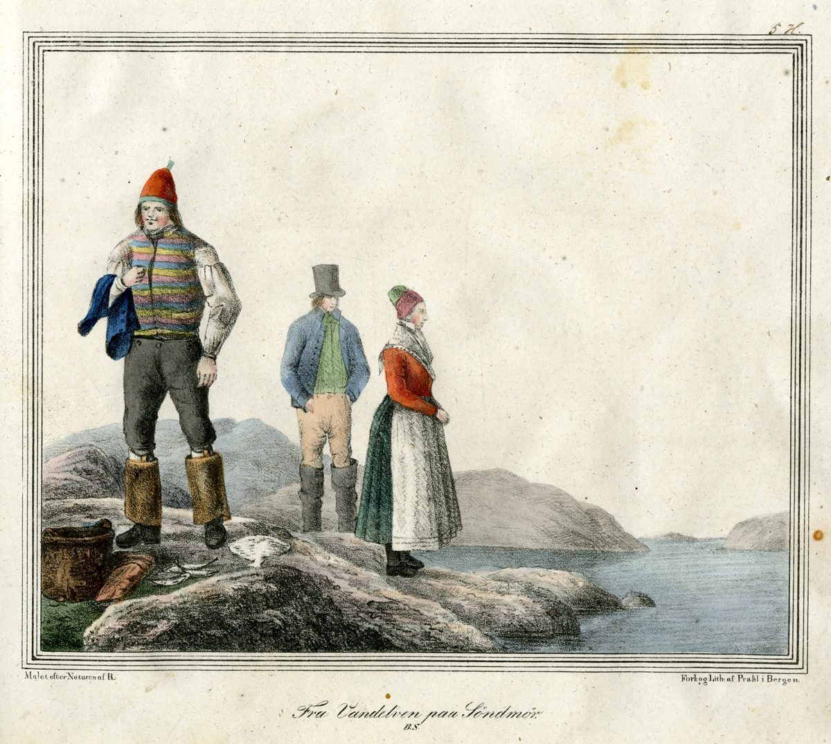 Kone og to unge menn ved havgapet i drakter fra Vanylven, Sunnmøre. Fiskekurv og en håndfull fisk til venstre.
