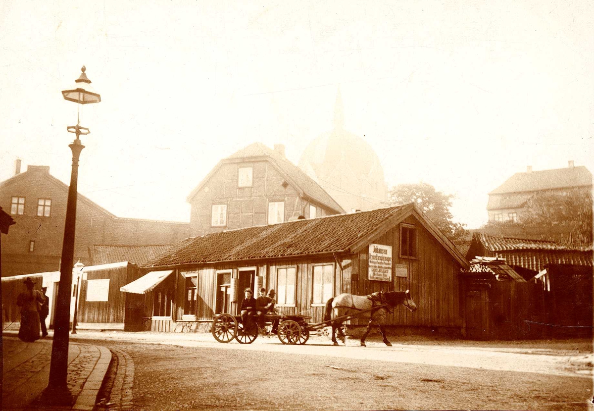 Oslo. Gatebilde med trehus og hest og vogn i Hospitalgata, 1916.