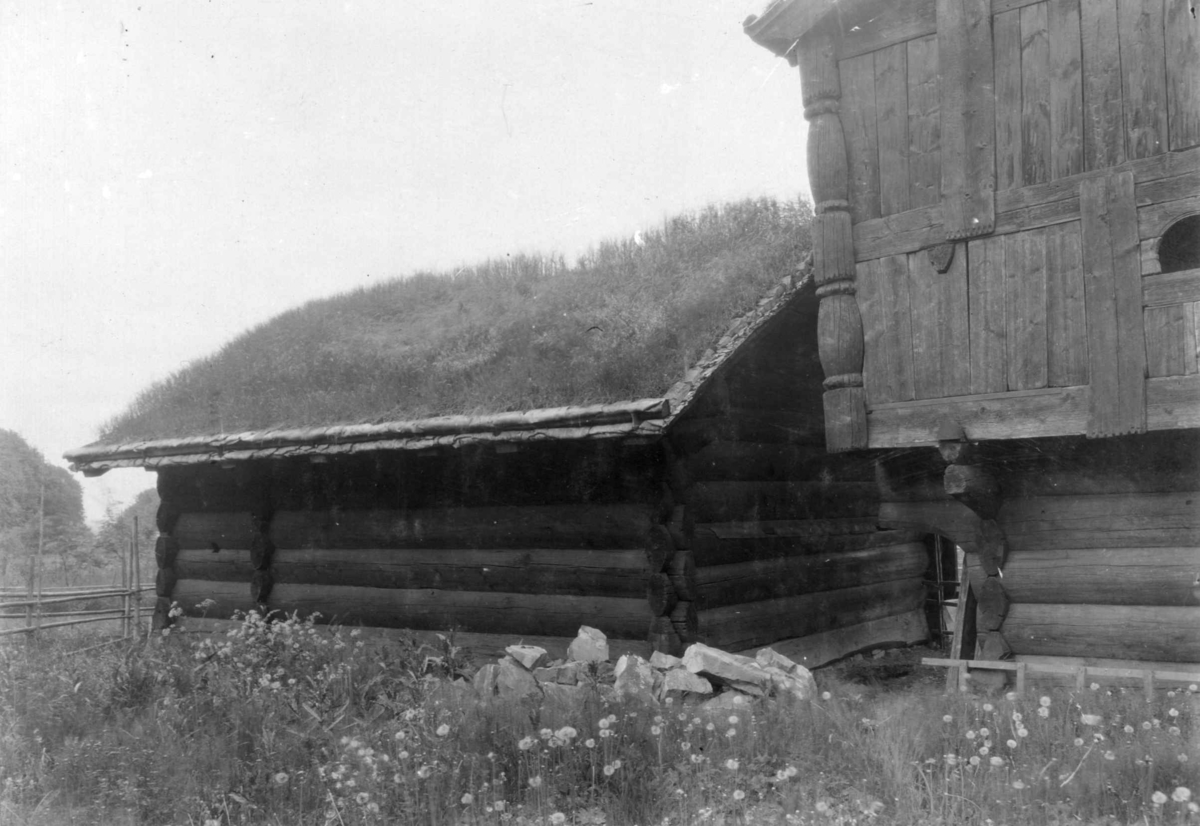 Fra Setesdalstunet på Norsk folkemuseum, 1916. Loft fra Brottveit i Valle og stue fra Åmli i Valle.