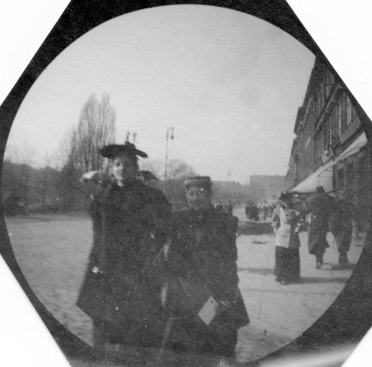 To damer spaserer langs Karl Johans gate, Oslo. Frk. Ragnhild Juul til venstre.