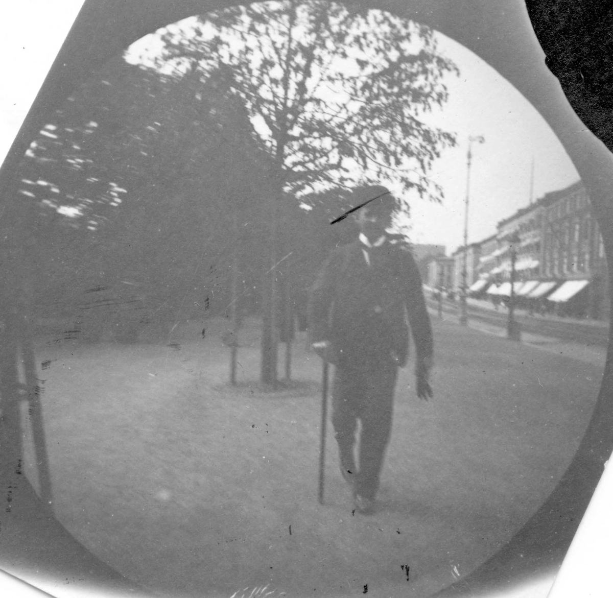 Mann spaserer langs Karl Johans gate, Oslo. Muligens konsul Coates.