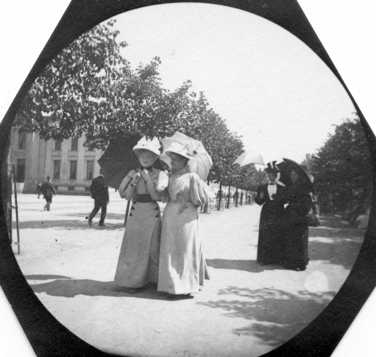 Frk.Anna Ording og frk. Harriet Hanson spaserer langs  Karl Johans gate, Oslo, Universitetet på andre siden av gaten.