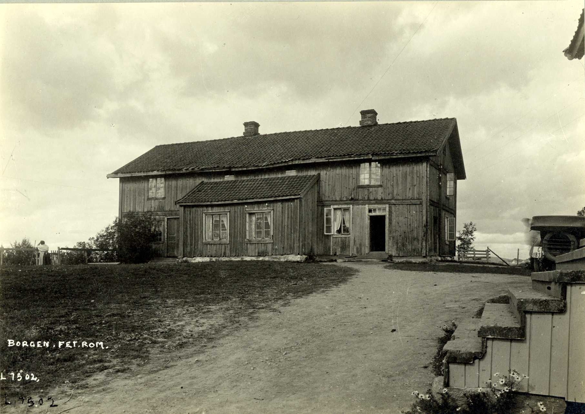 Borgen, Fet, Nedre Romerike, Akershus. Våningshuset sett mot gårdsplassen. Trapp i hjørnet av bildet.