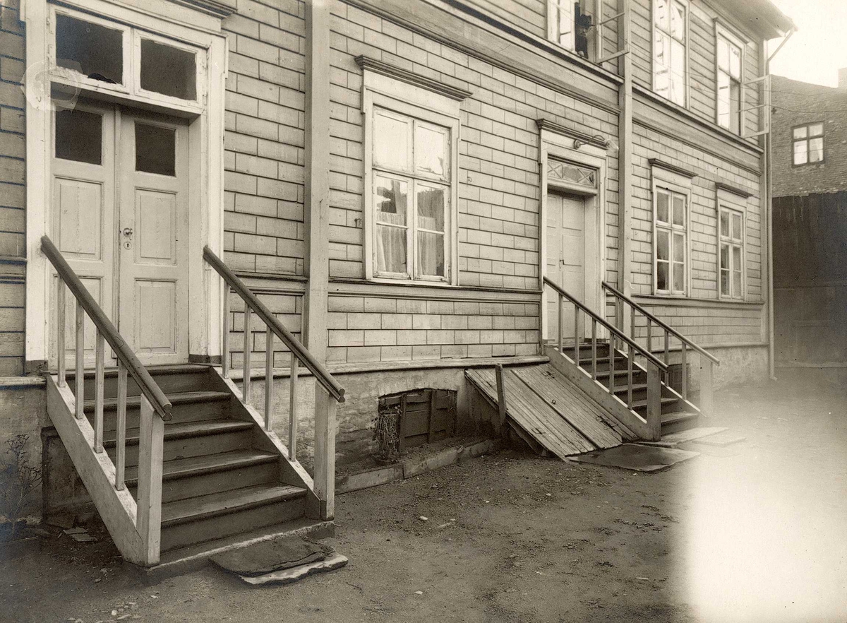 Bakkegaten 23, Oslo. Fra bakgården, med kjellerlem, inngangsdører og trapper.