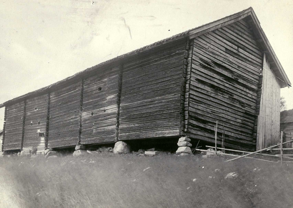 Bakli, Sør-Odal, Hedmark 1925. Løe sett fra baksiden.