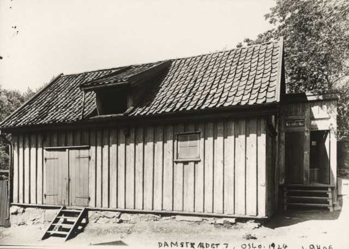 Uthus i bakgården til Damstredet 7, Hammersborg, Oslo. 1924.