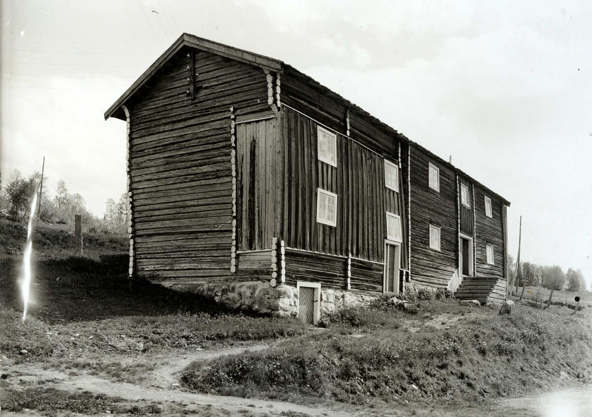 Nedre Berge, Åmot, Sør-Østerdal, Hedmark 1920-årene. To etasjers bubyggning i tømmer. Byggningen til venstre er flyttet til Glomdalsmuseet.