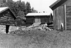 Østerdalstunet på Norsk folkemuseum, 1949. Til venstre: Løe 
