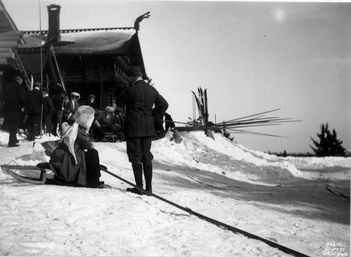 Frognerseteren, Oslo.1908-1910. Vintermotiv. Akende. Skiløpere.