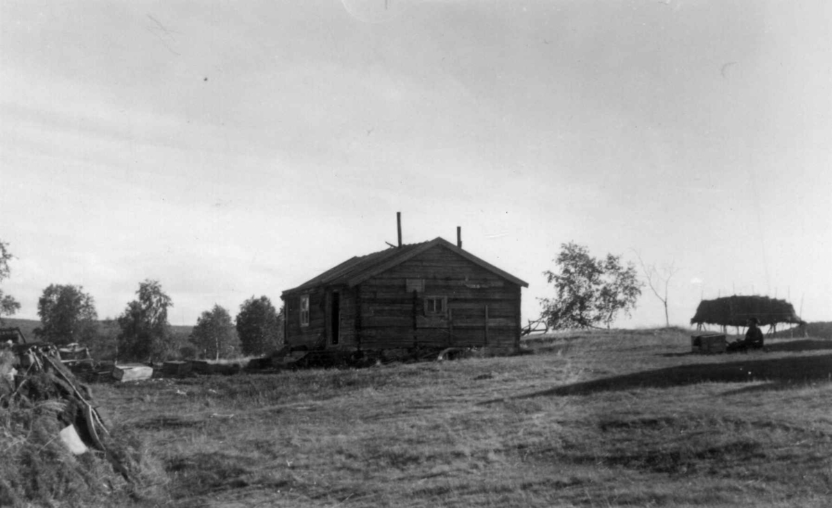 Våningshuset, fjøset og brønnen på gården til J. Bongo. Hemmugiedde, Kautokeino, Finnmark, foto 1953. Huset står nå på bygdetunet i Kautokeino.