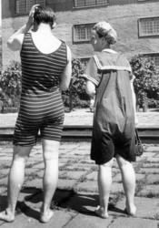 Drakt- og sykkelkavalkaden i 1952. Mann og kvinne i tidsrikt