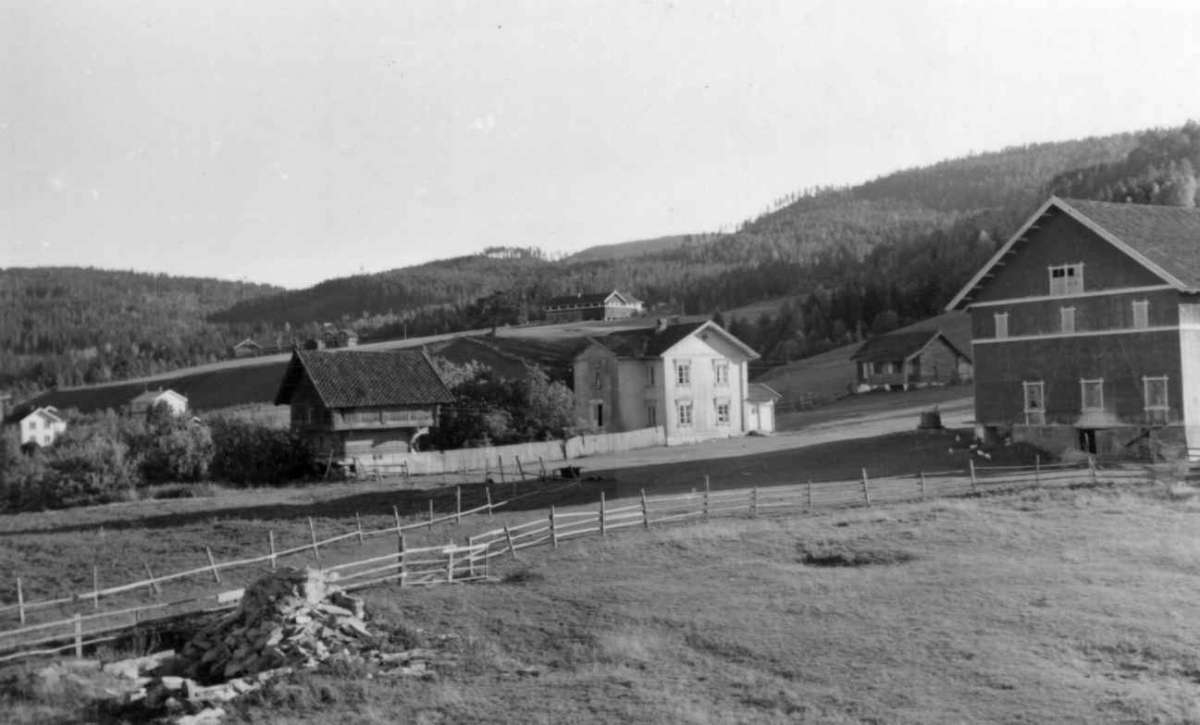 Yli, Heddal, Notodden, Telemark, 1952. Rosemalte interiører av Olav Hansson. Fra N-NV med 2 Tveitanggårder i bakgrunnen.
