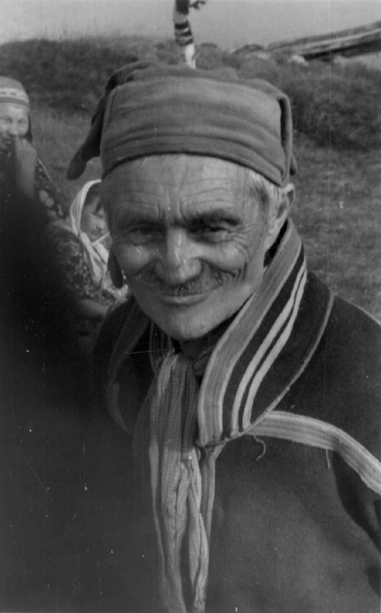 Per M. Penta bærer en ca. femti år gammel lue. Solletten gård 1953.