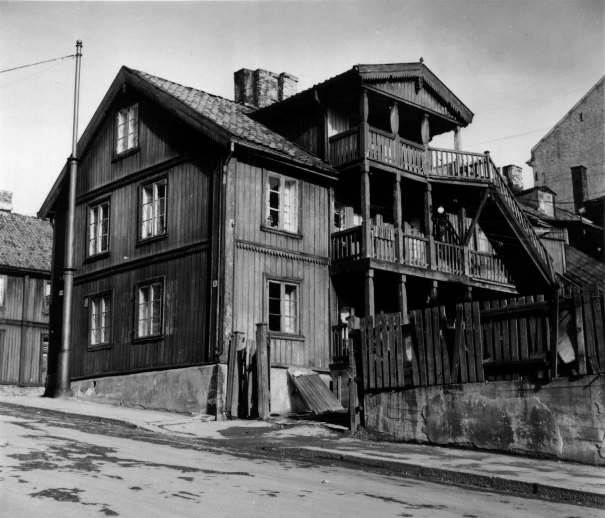 Øvre gate 6, Oslo 1961. Mørkt trehus sett fra gata, med verandaer, utvendig trapp og gjerde.