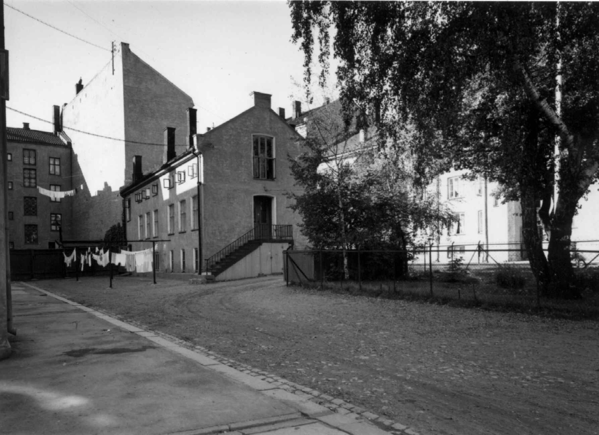 Toftes gate 25, Grünerløkka, Oslo 1961. "Sagenes Arbeiderboliger". Gårdsrommet med "uthuset".