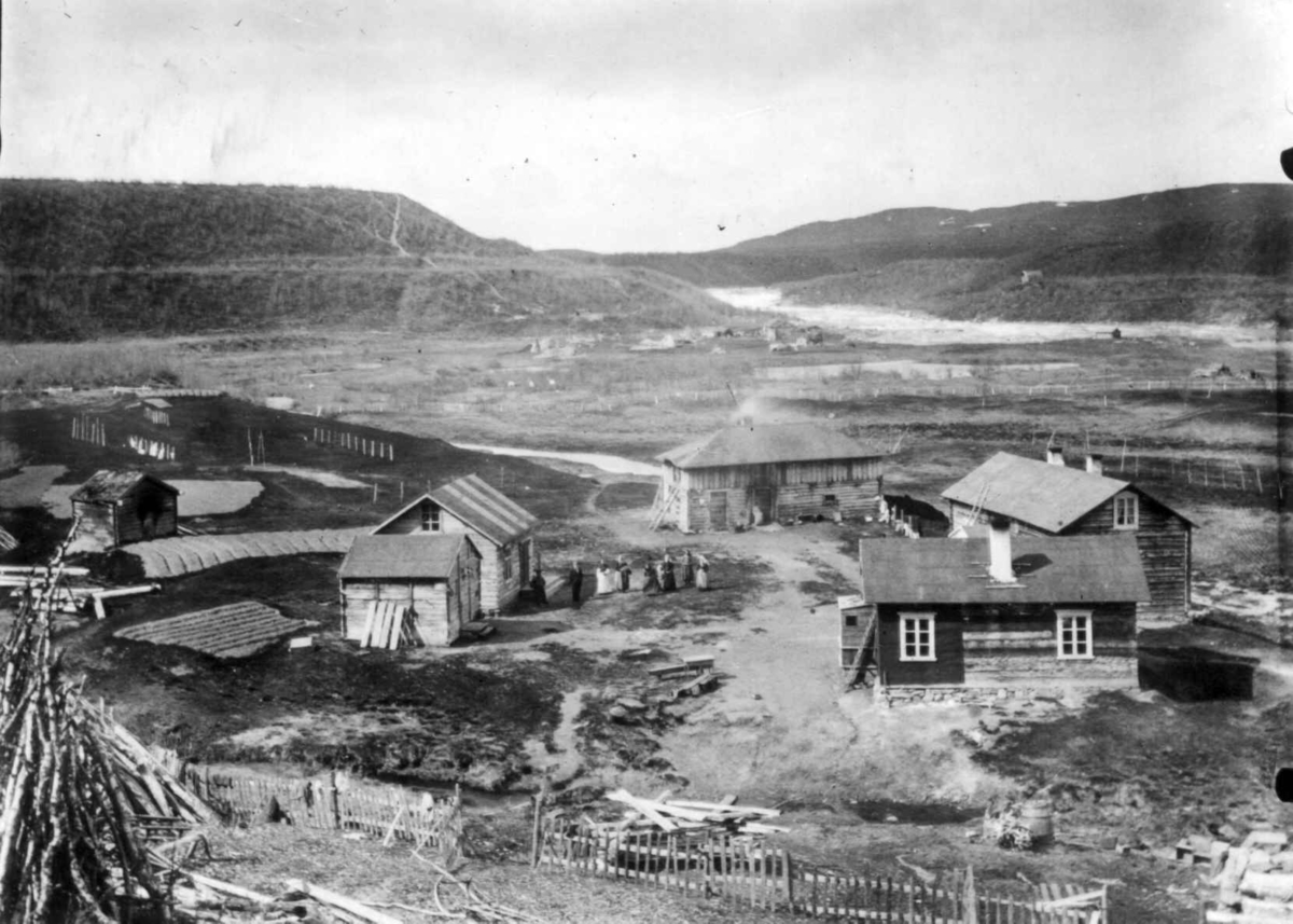 Handelsmann A. Vartiainens gård, Neiden, Sør-Varanger, Finnmark, ca. 1905. I bakgrunnen sees skoltenes plass ved fossen. 