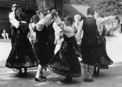 Oppvisning med folkedans i Telemarkstunet på Norsk Folkemuse